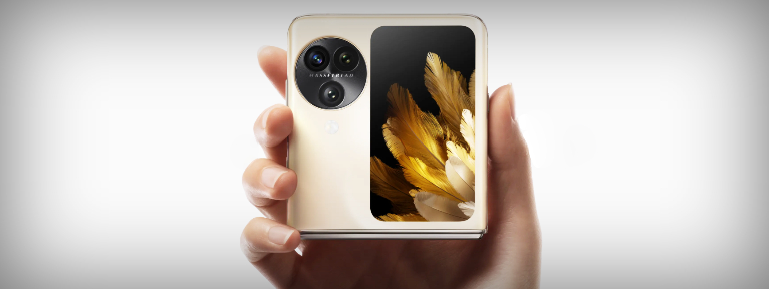 Image of the OPPO Find N3 Flip being held in a hand - triple cameras.